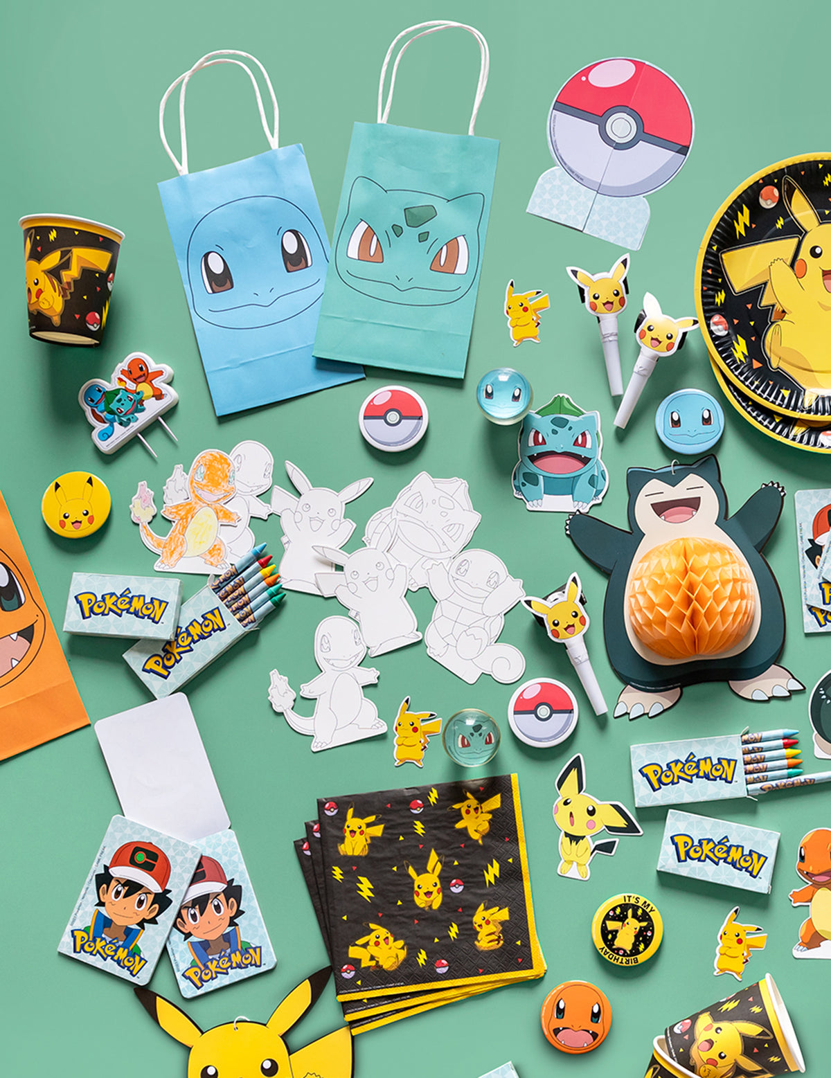 Mise en situation avec accessoires de fête du jeu de mémory 32 cartes Pokémon