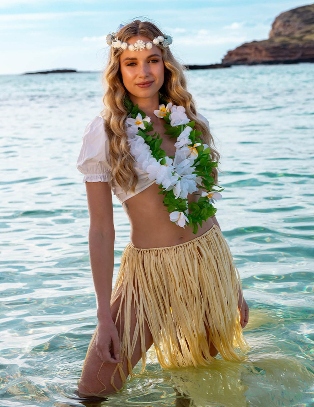 Escena en la playa de la falda hawaiana larga para adulto natural de rafia