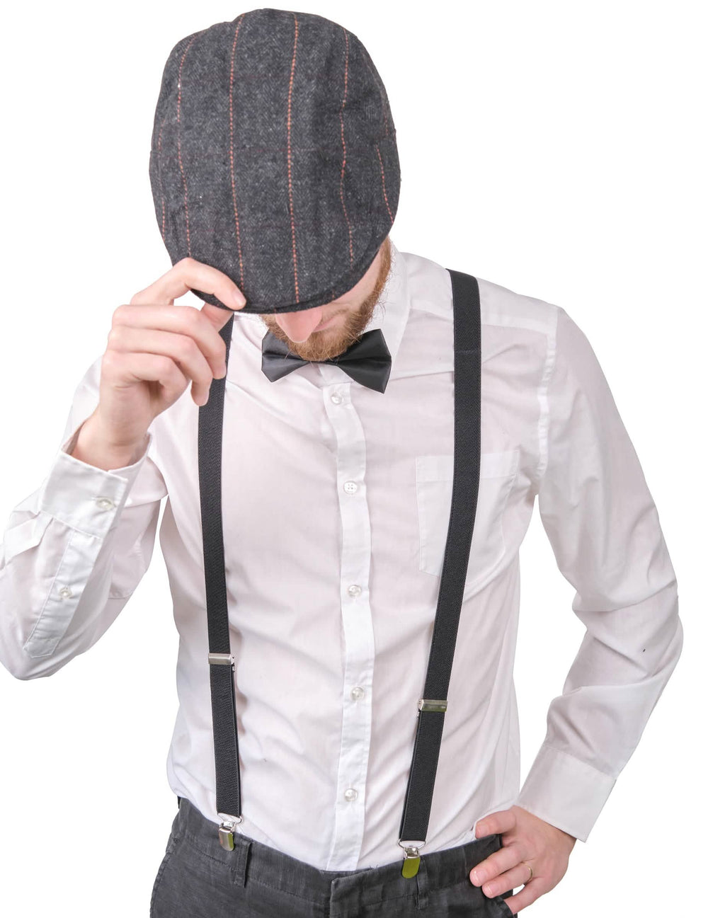 Primer plano de la gorra y la mariposa del kit de accesorios años 20