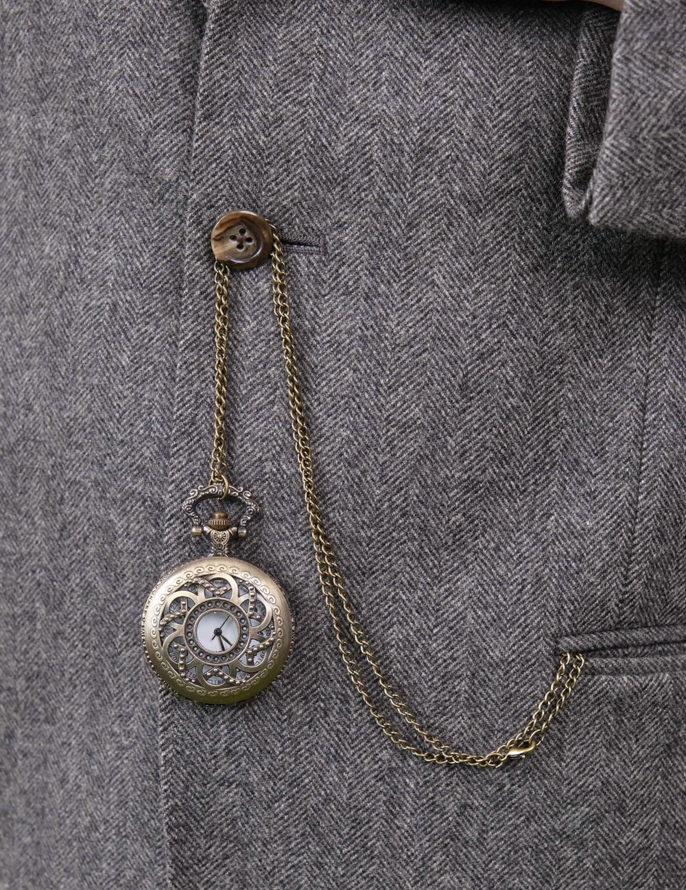 Detalle del reloj de bolsillo y de su cadena del kit accesorios años 20
