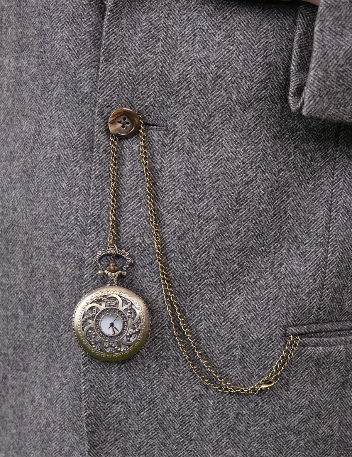 Detalle del reloj de bolsillo y de su cadena del kit accesorios años 20