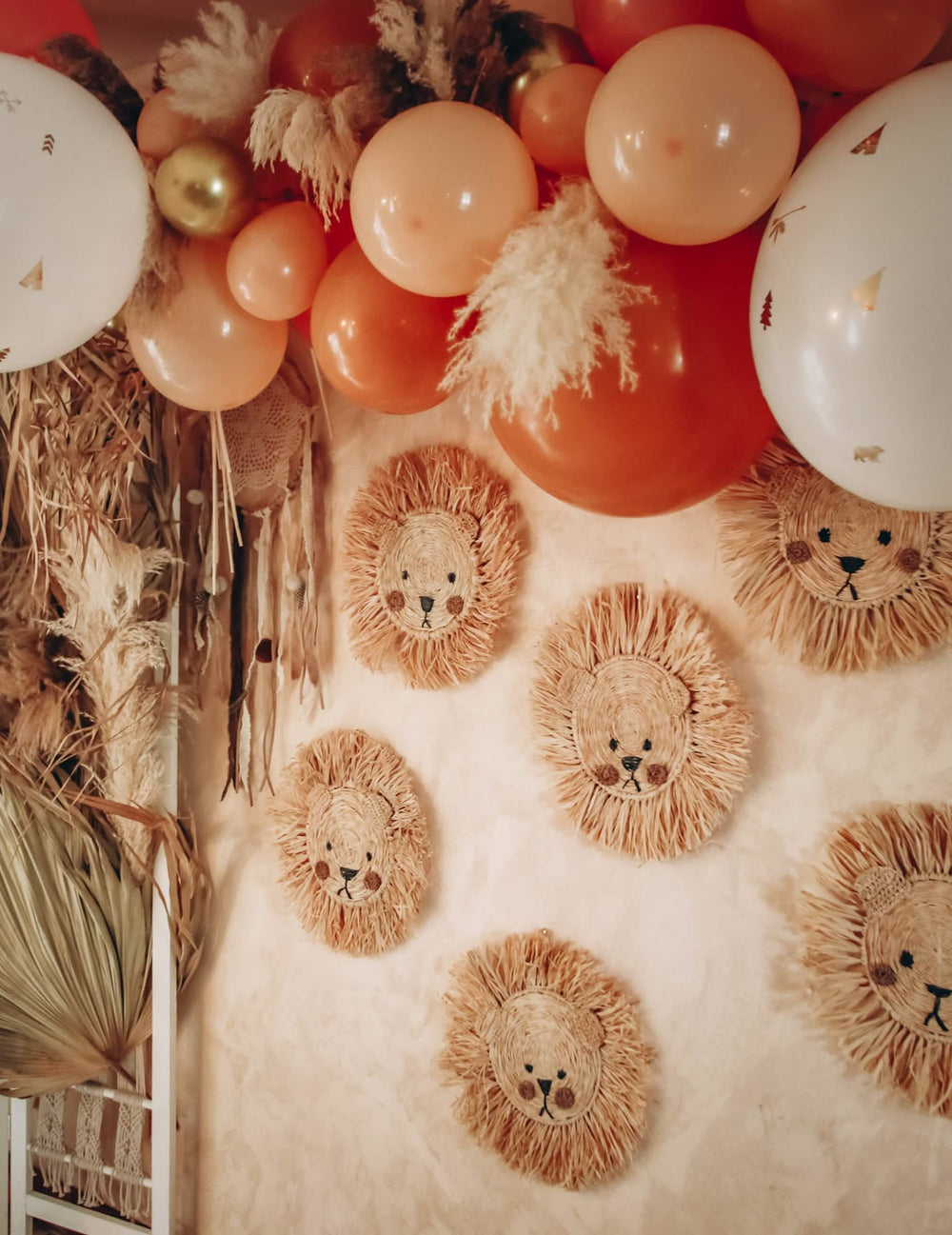 Plano cercano de los globos y las pampas del kit de arco de 46 globos boho para boda y cumpleaños