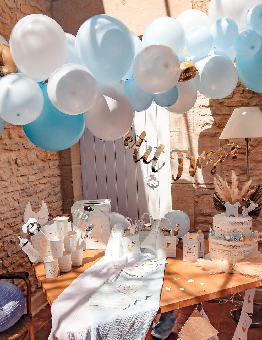 Mise en situation avec decoración de mesa del Kit arco de 57 globos azul y blanco para baby shower