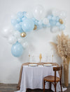 Kit arche de 57 ballons bleue et blanche pour baby shower avec touches dorées