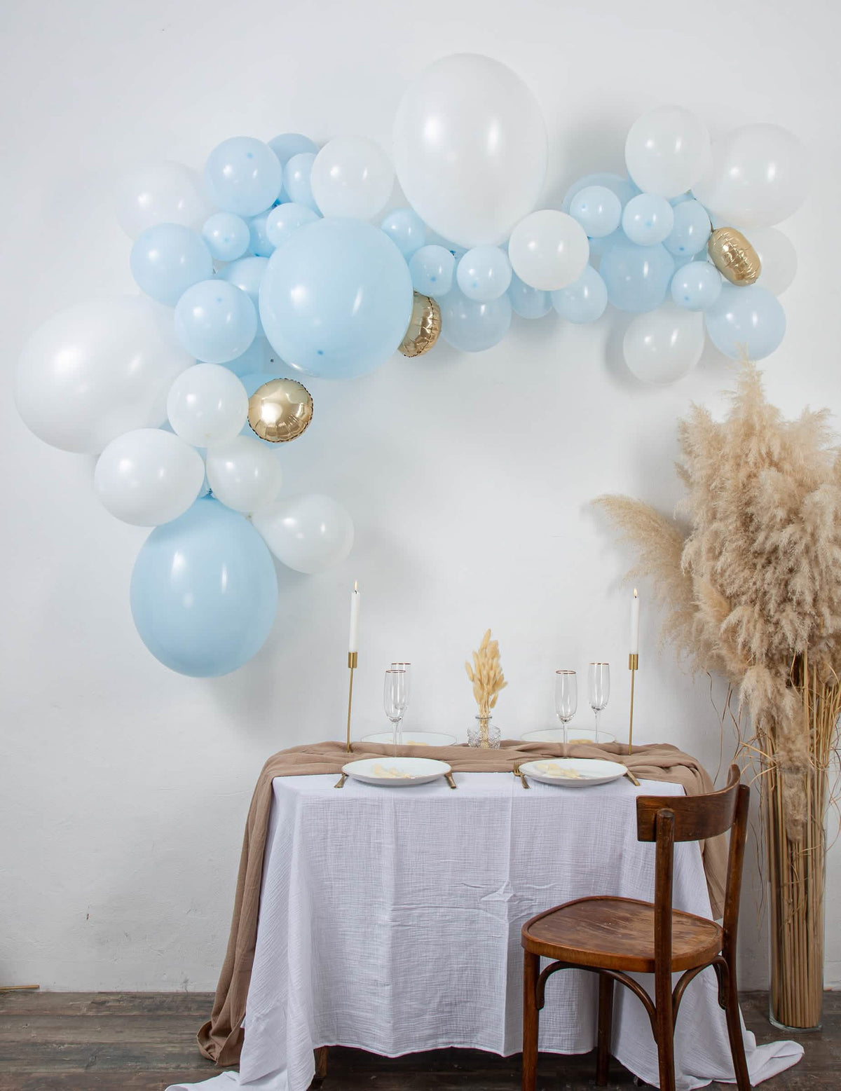 Kit arco de 57 globos azul y blanco para baby shower con toques dorados