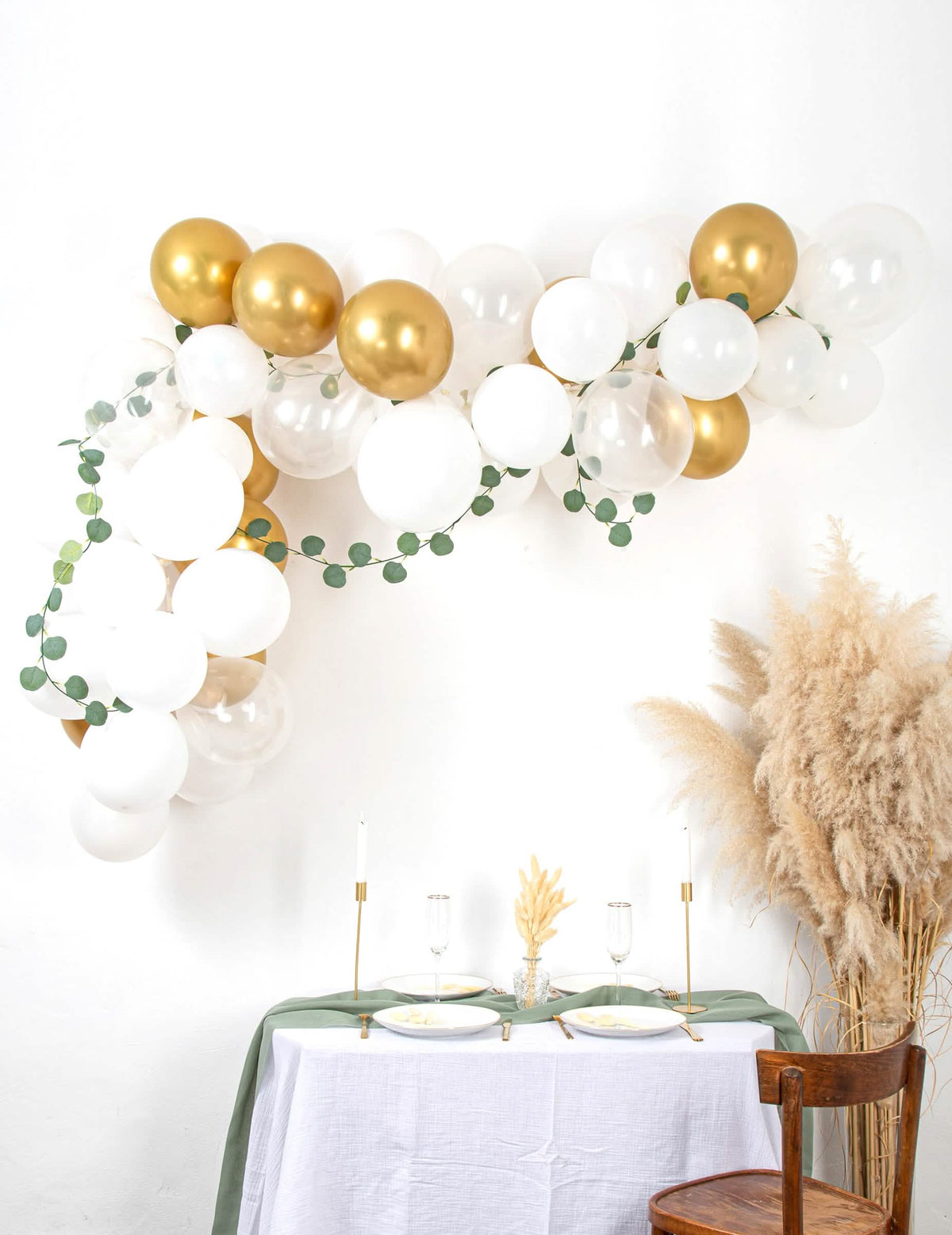 Kit arco de 60 globos blanco dorado para fiesta con eucalipto vegetal