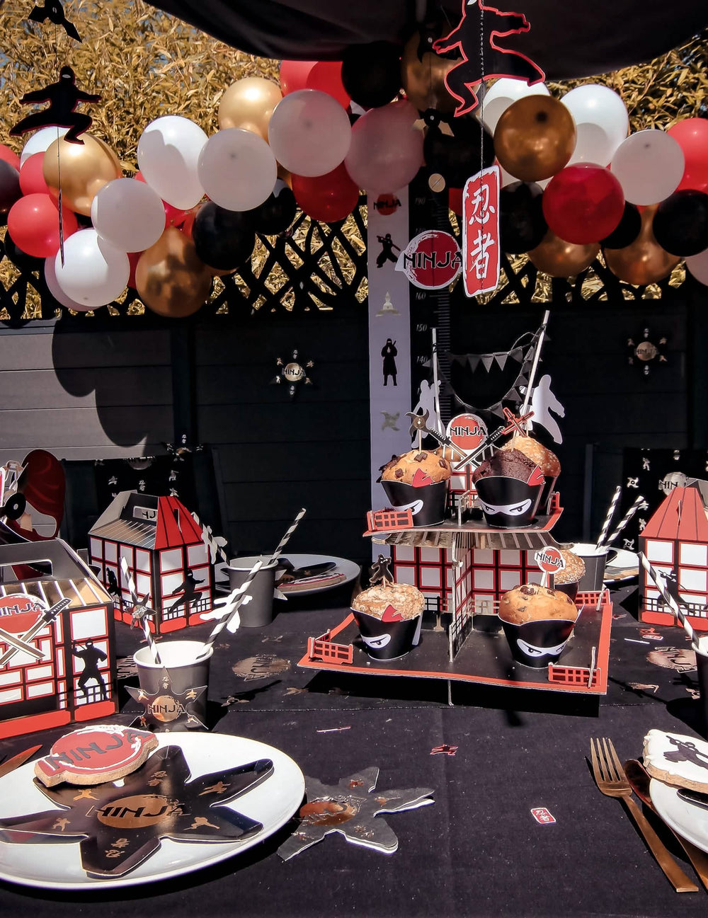 Montaje del kit de arco de 60 globos para cumpleaños en una decoración de fiesta ninja