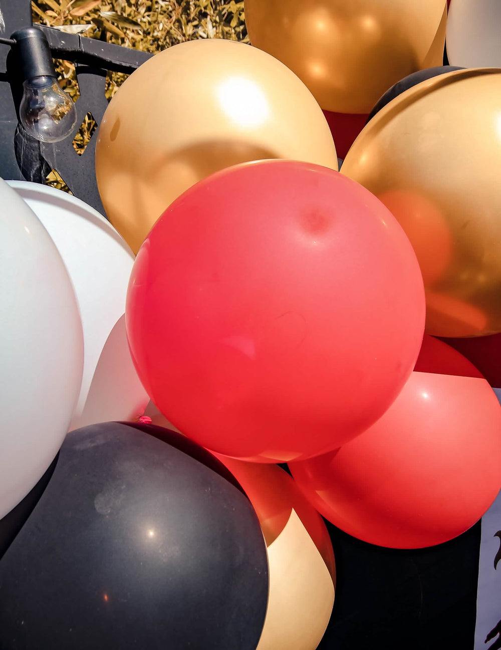 Primer plano de los globos del kit de arco de 60 globos para cumpleaños