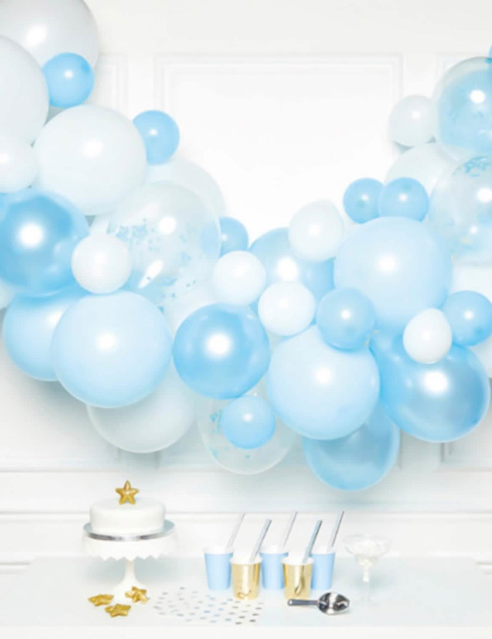 Kit arco de 70 globos degradado de azul y blanco para fiesta