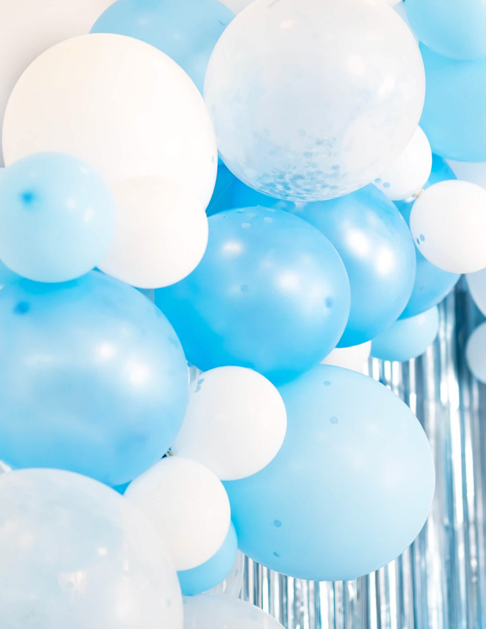 Detalle del montaje del kit de arco de 70 globos degradado de azul y blanco