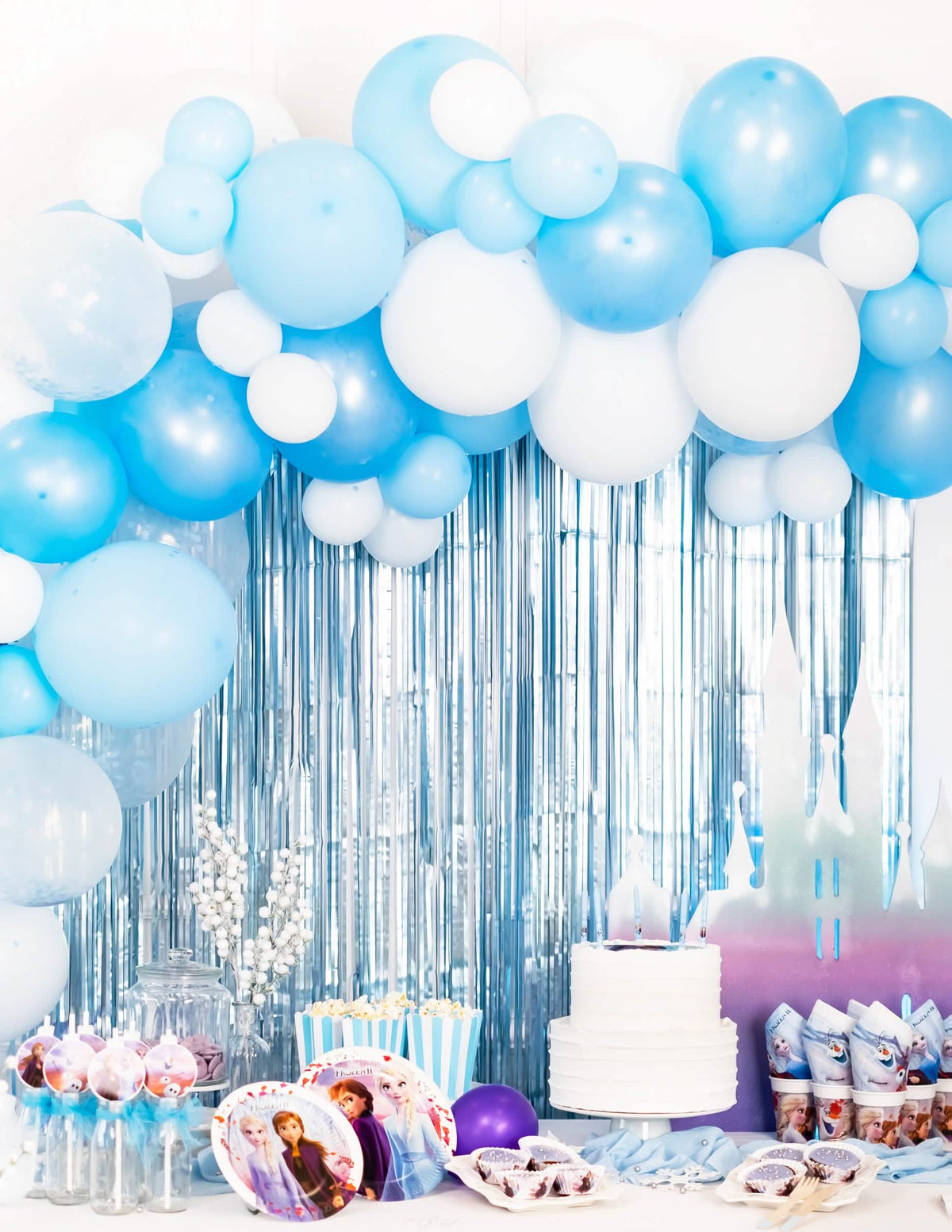 Escenario del kit arco de 70 globos degradado de azul y blanco