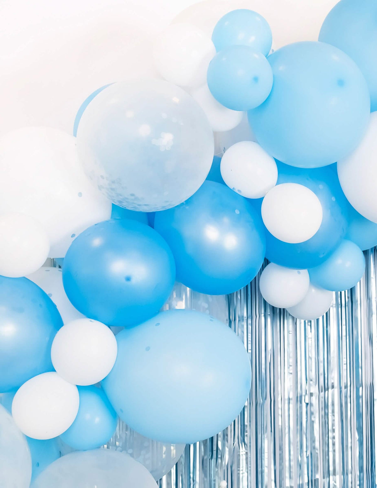 Primer plano de los globos del kit arco de 70 globos degradado de azul y blanco