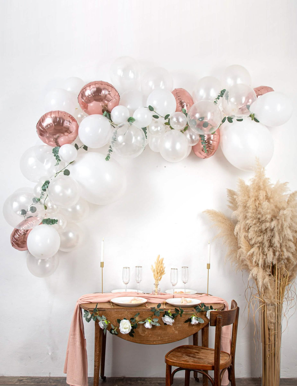 Kit de arco de 70 globos oro rosa con eucalipto y rosas blanco y oro rosa metalizado