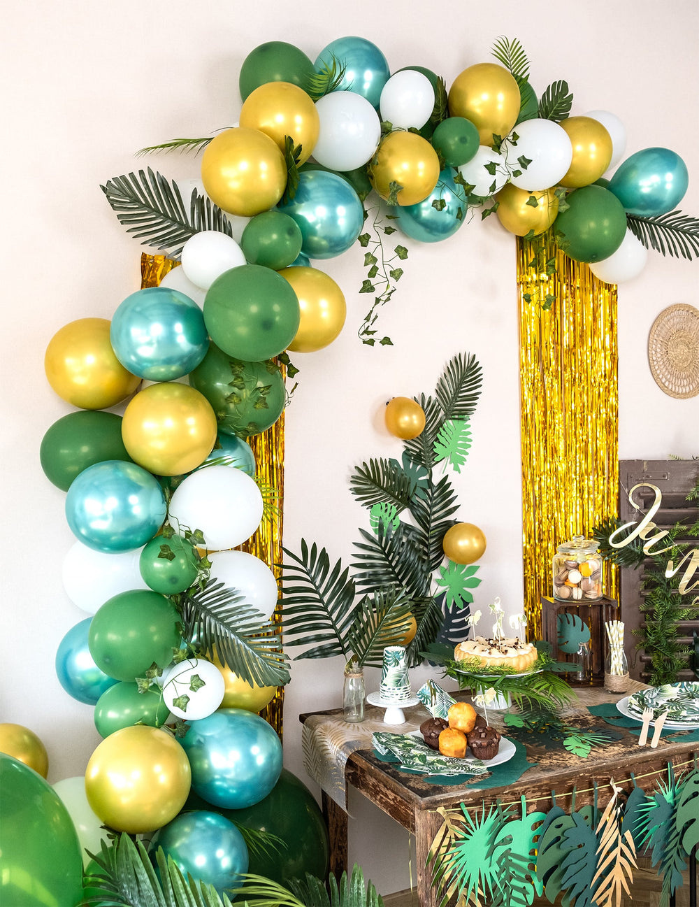 Mise en scène de la table de fête du kit arche de 86 ballons tropicale