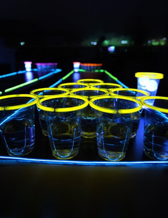 Vue rapprochée des gobelets jaunes du kit beer pong lumineux pour soirée