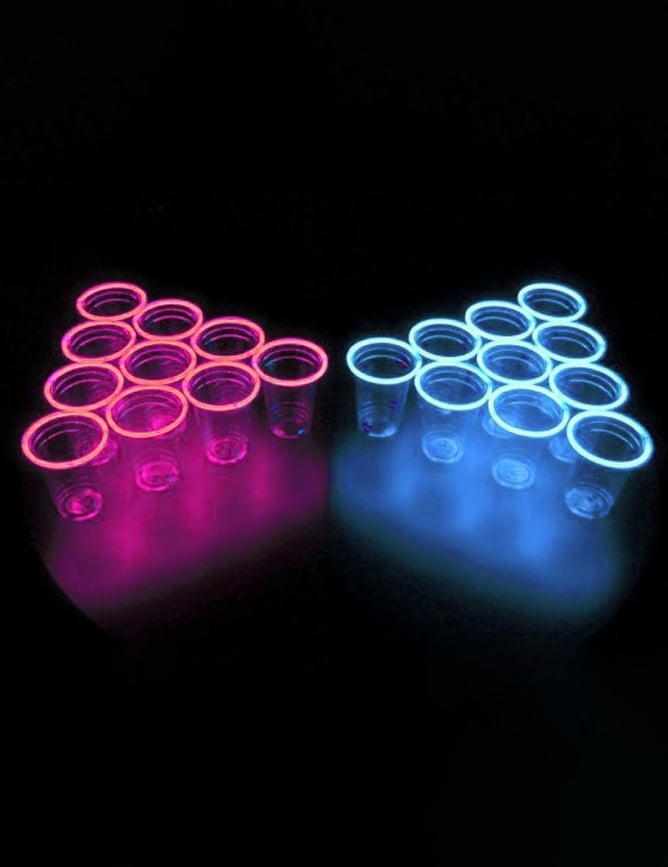 Vue dans le noir du kit beer pong lumineux pour soirée