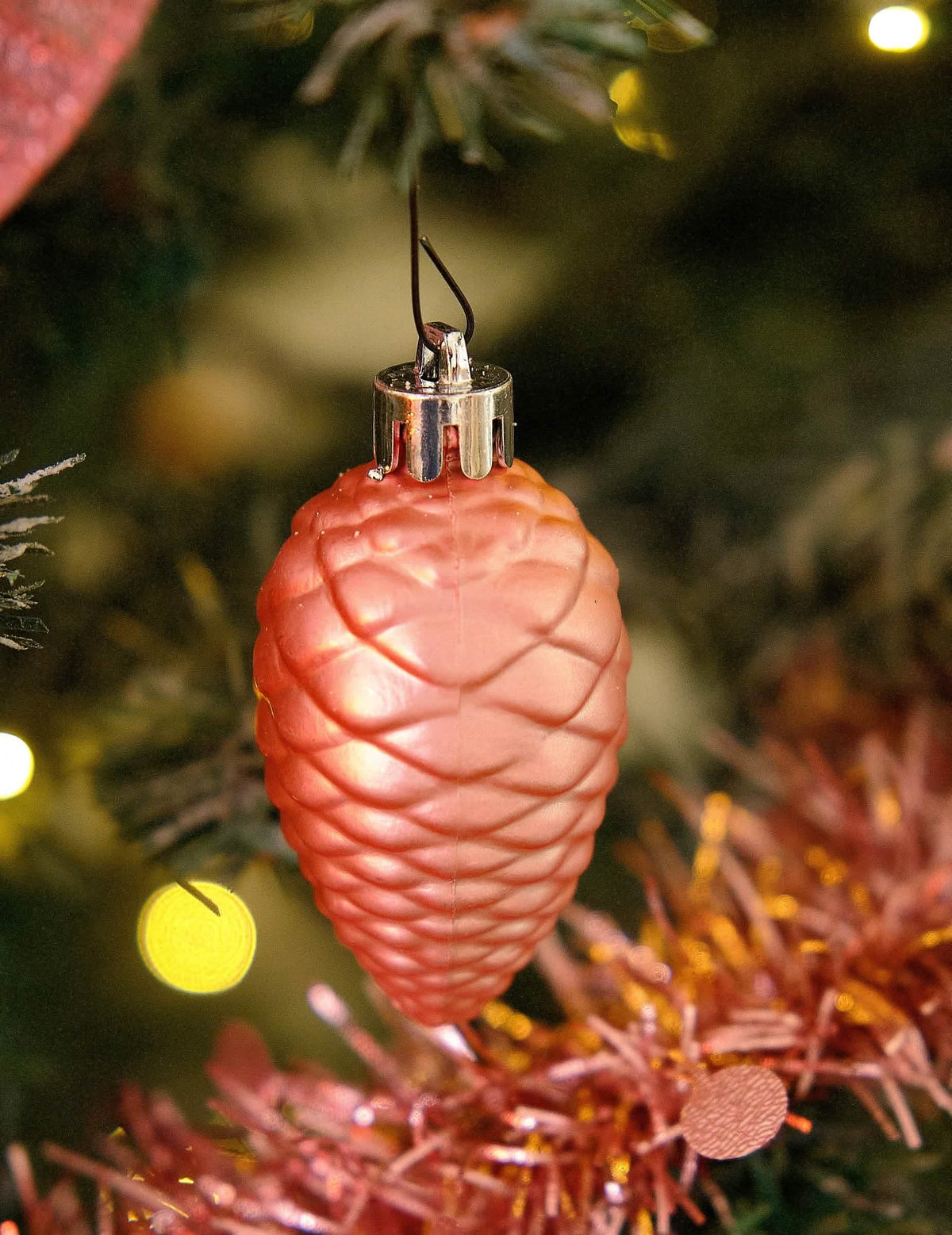 Primer plano de una piña del kit de decoraciones de árbol oro rosa