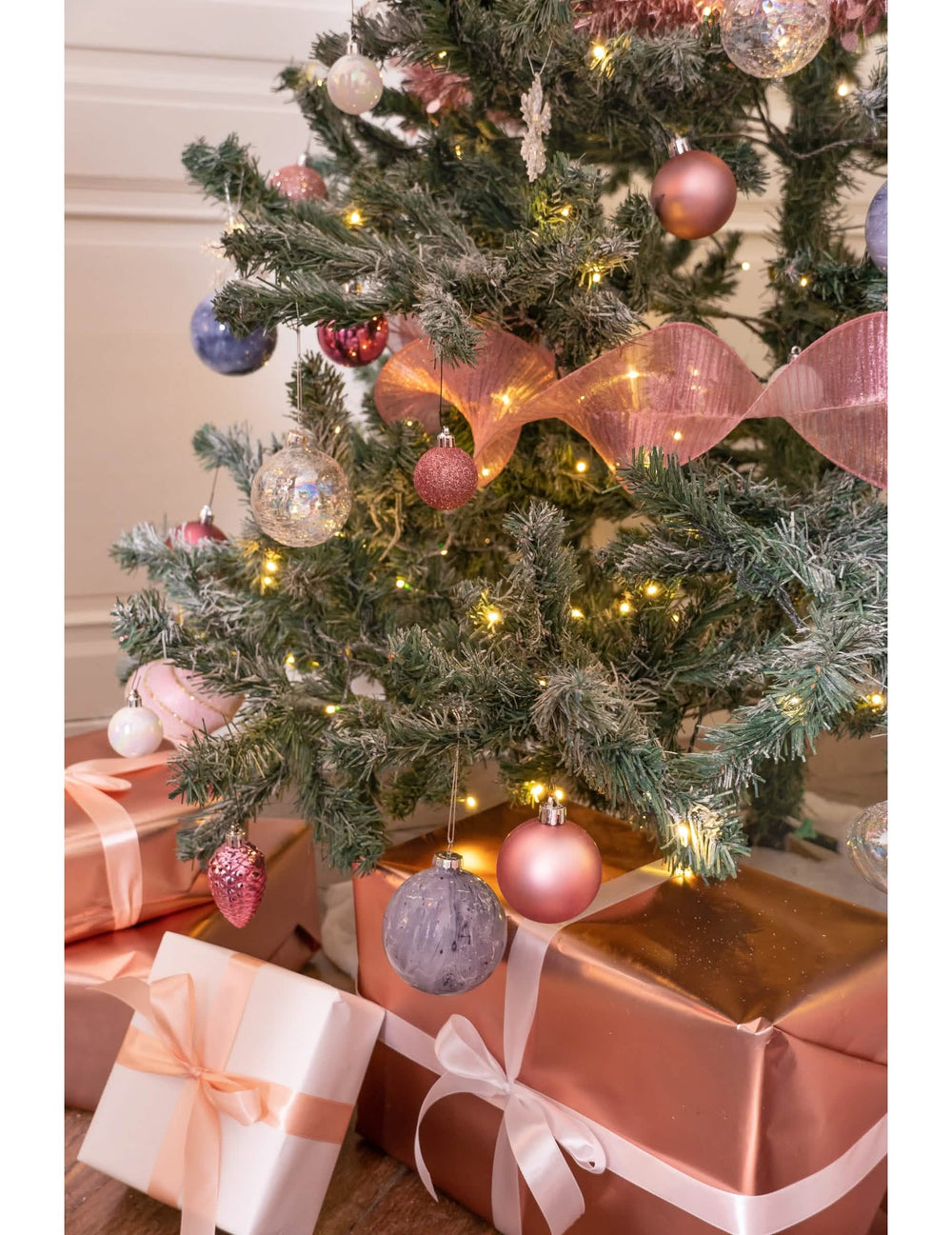 Vista del árbol decorado con el kit de decoraciones para árbol de oro rosa