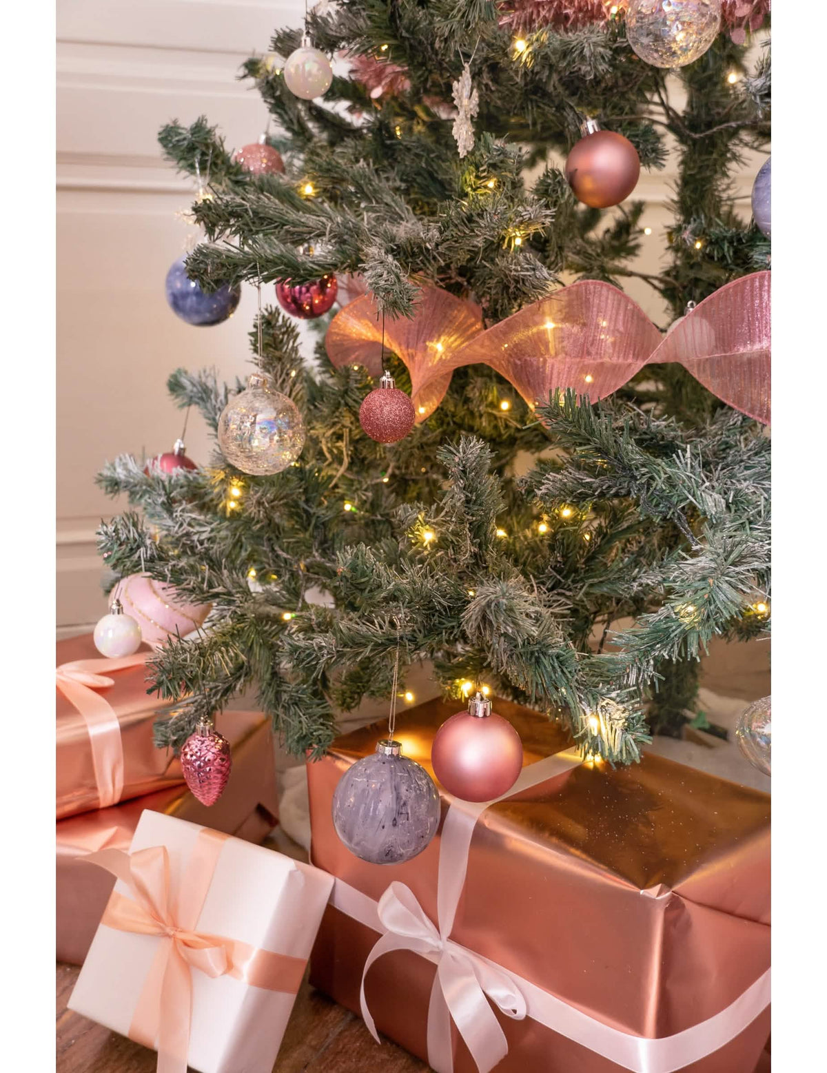 Vista del árbol decorado con el kit de decoraciones para árbol de oro rosa