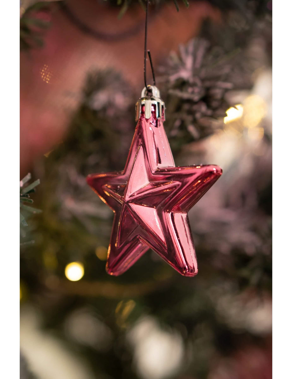 Primer plano de una estrella del kit de decoraciones para árbol de Navidad de oro rosa
