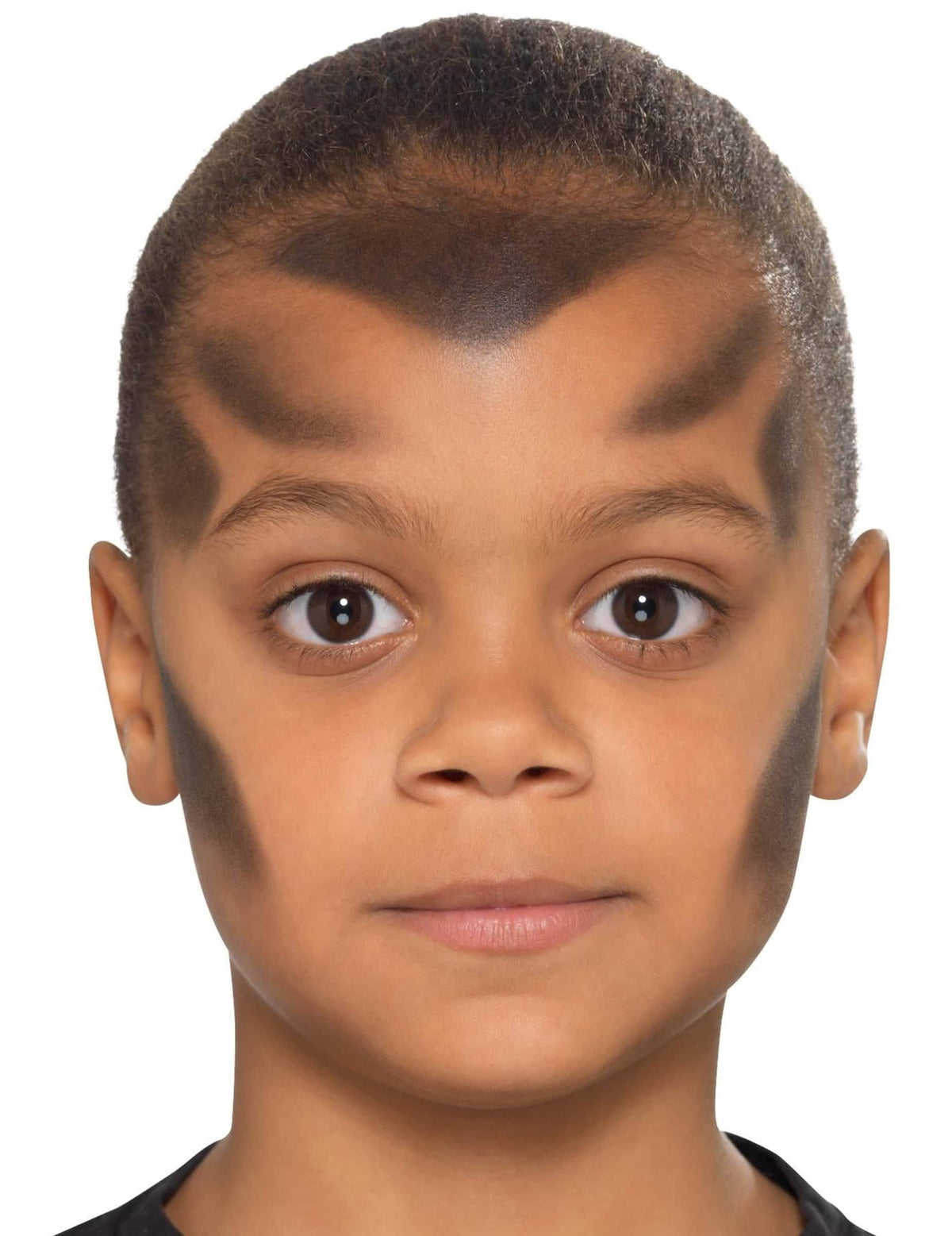 Rendido del maquillaje sobre el rostro del kit de maquillaje vampiro con dentadura postiza para niño