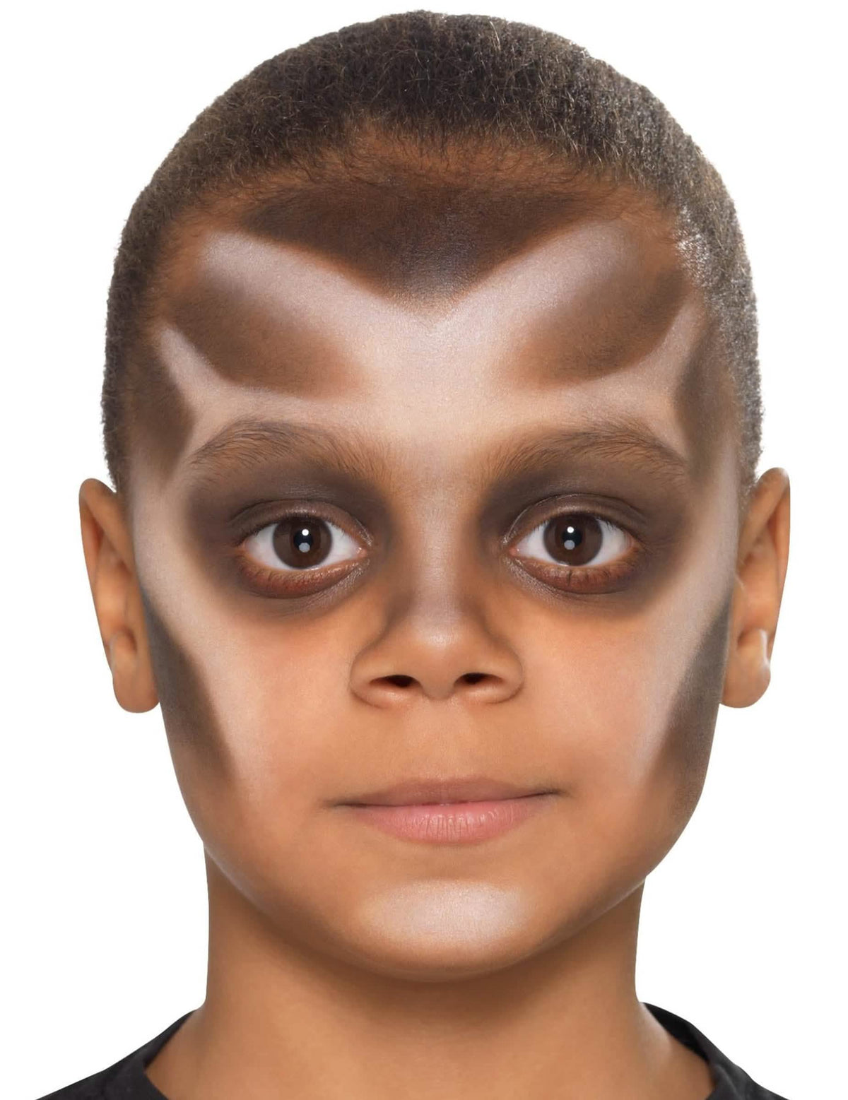 Primer plano del maquillaje de ojos del kit maquillaje vampiro con dentadura para niño