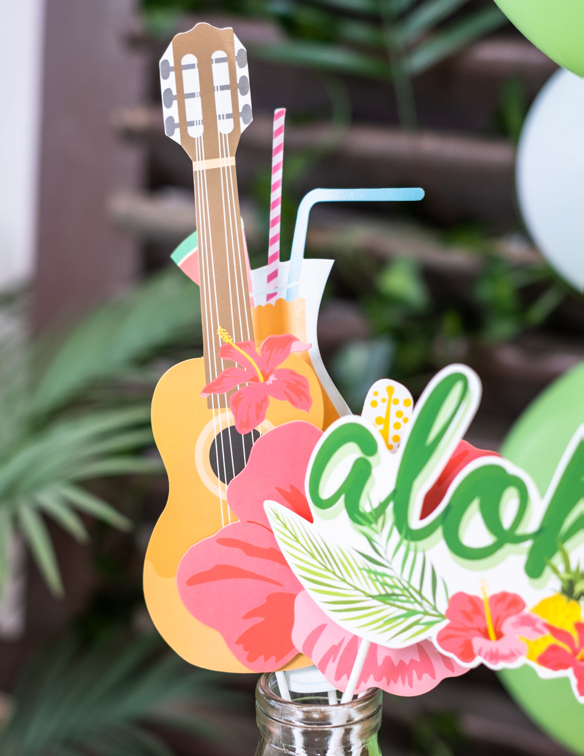 Détail des accessoires flamant rose et noix de coco du kit photobooth Hawaï
