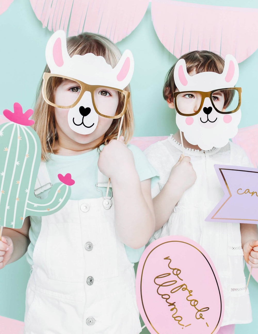 Puesta en escena por niños del kit photocall llama pastel 5 piezas para cumpleaños