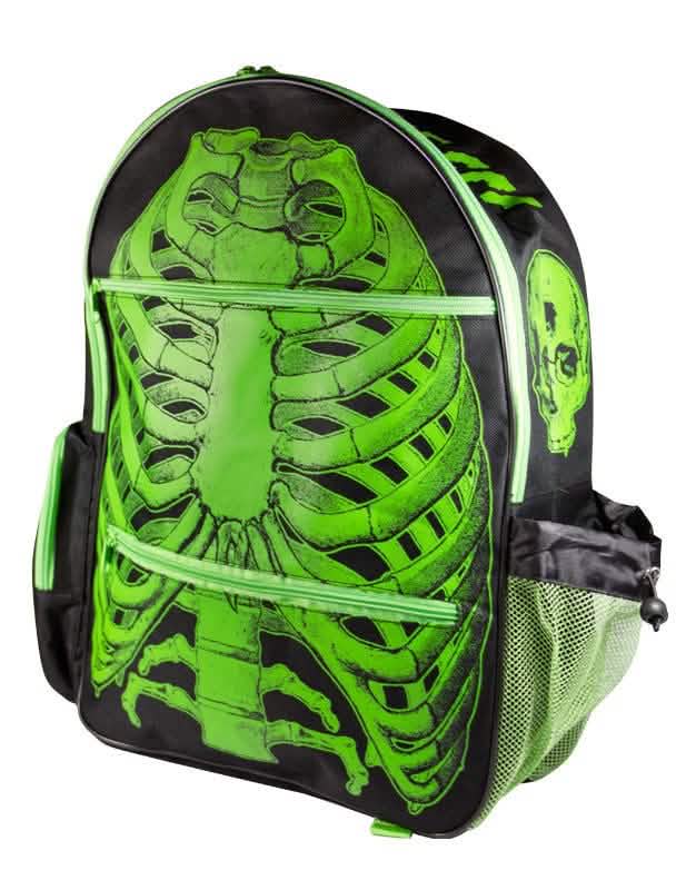 Mochila esqueleto verde y negro con motivo de caja torácica y cráneo