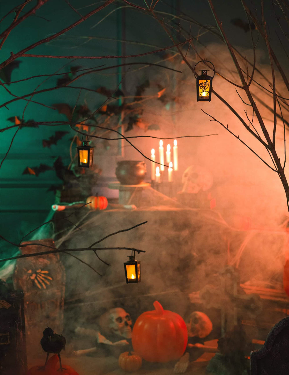 Escenificación en un decorado espeluznante de la linterna luminosa halloween con esqueleto y calabazas