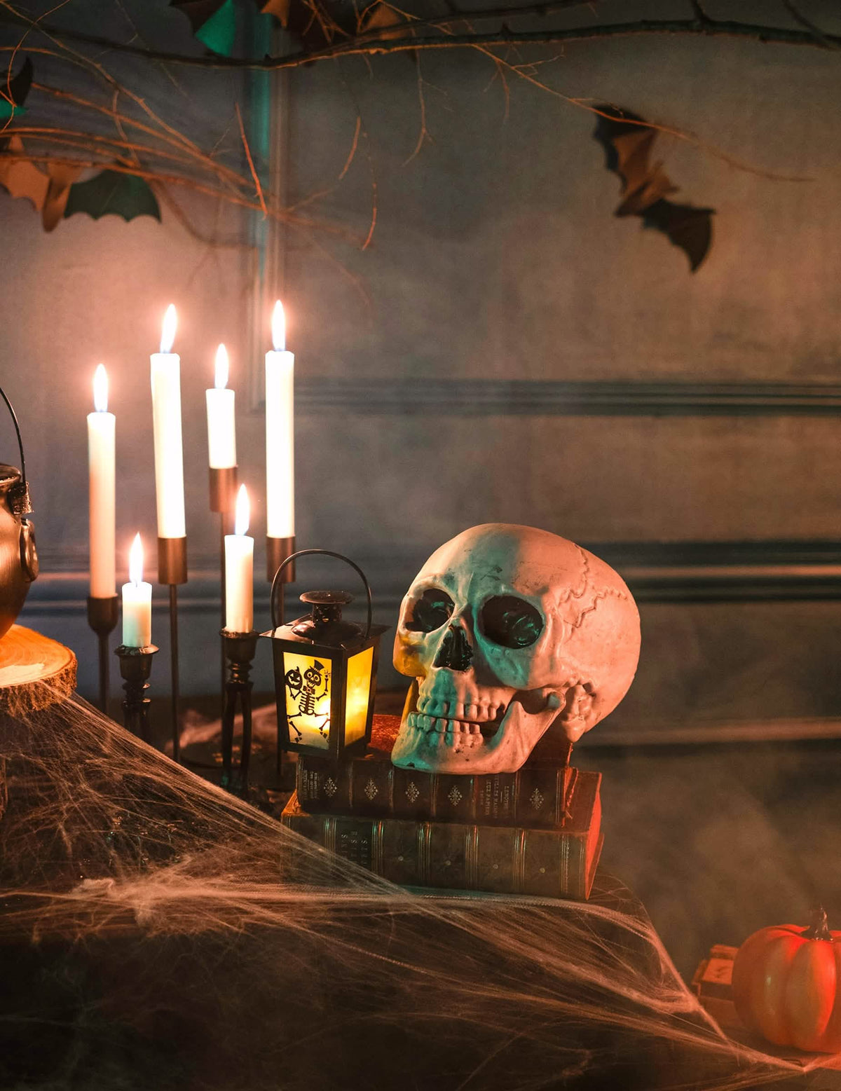 Escena con una calavera de la linterna luminosa Esqueleto para halloween