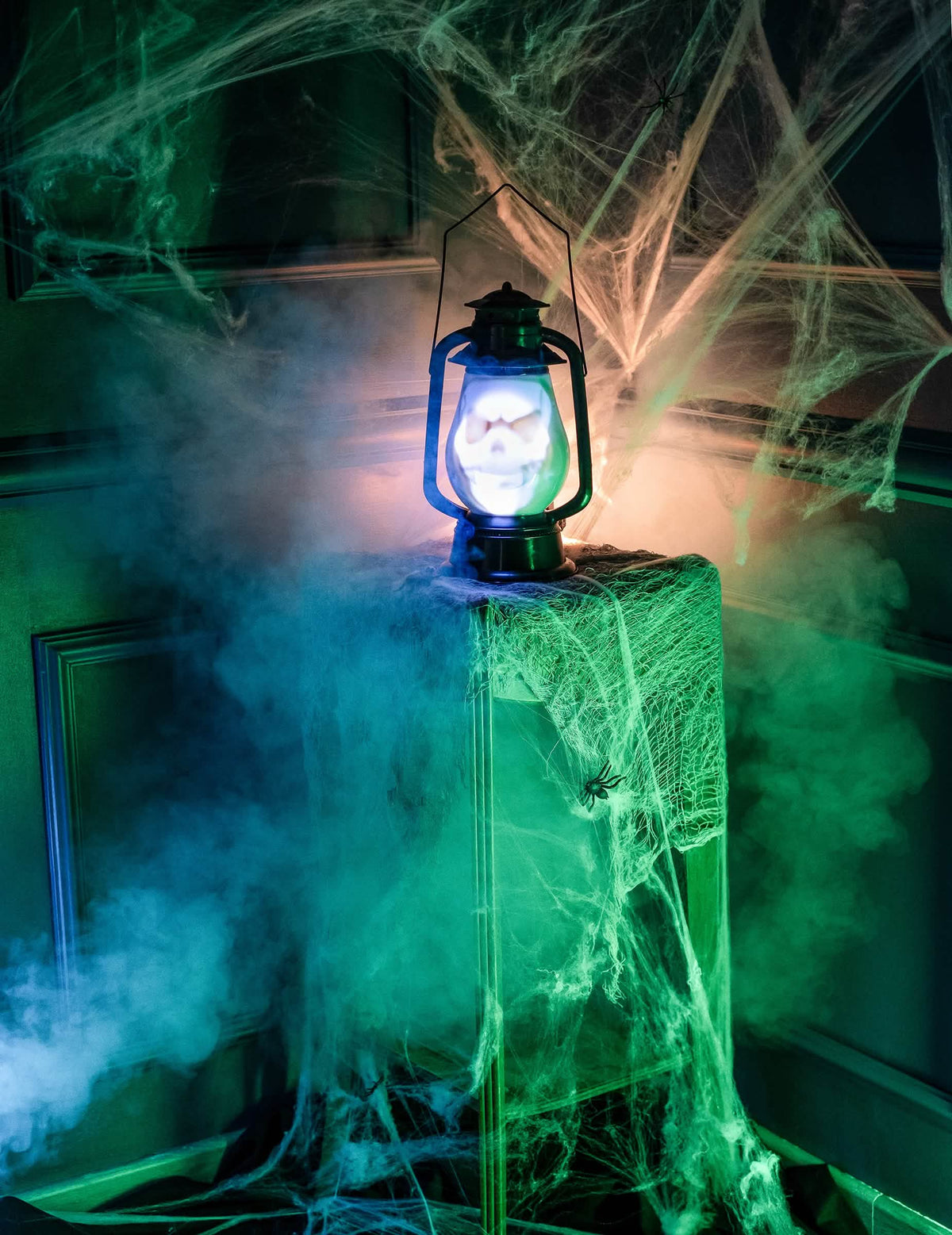 Escena con humo y telas de araña de la linterna luminosa y sonora halloween