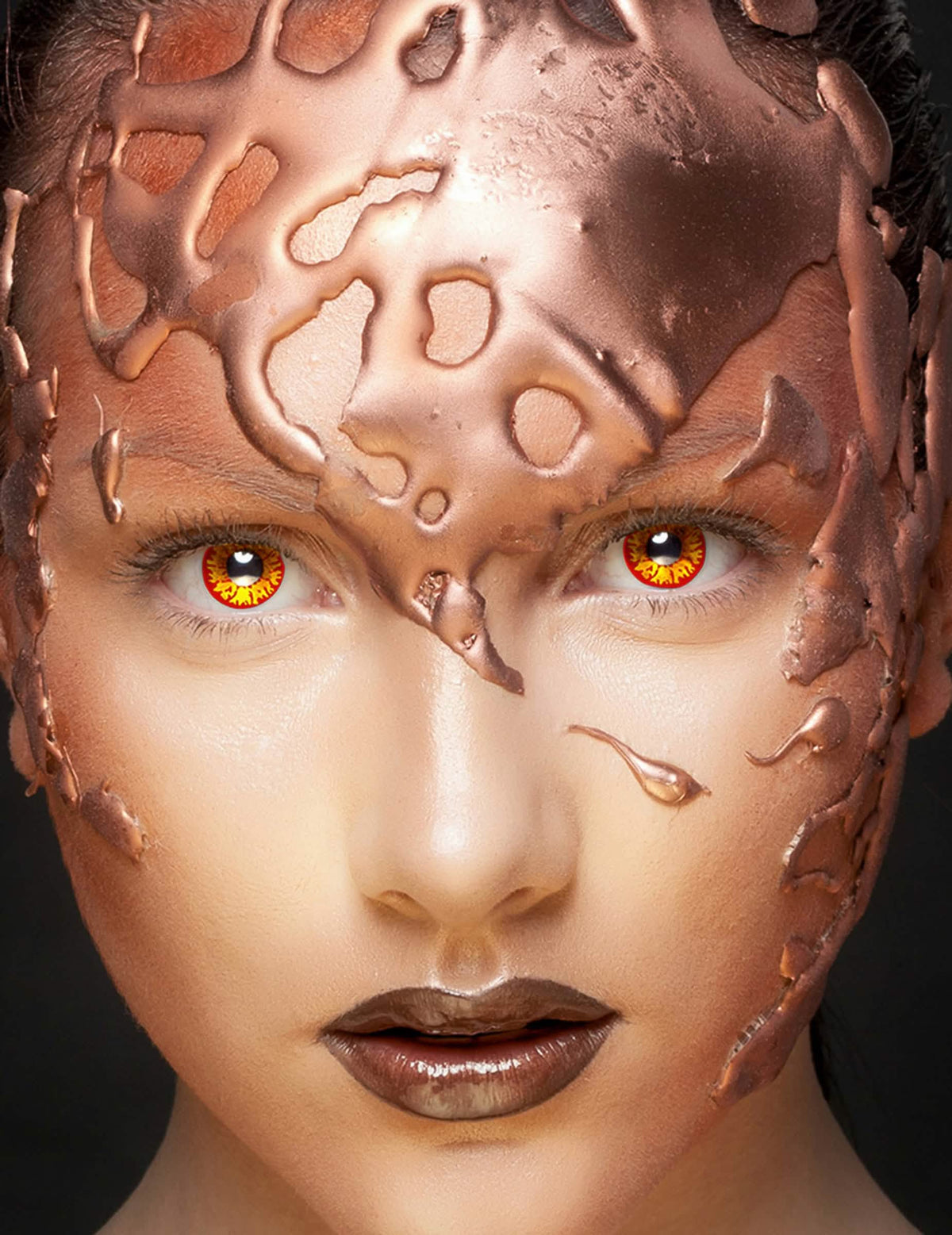 Puesta en escena con maquillaje de lentillas de fantasía para adulto amarillo y rojo