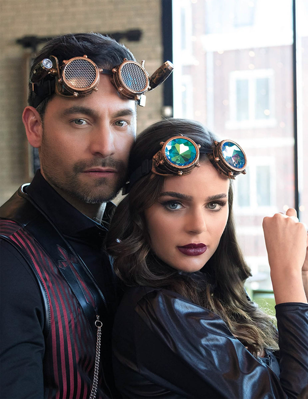 Escenificación por una pareja de gafas steampunk para adulto