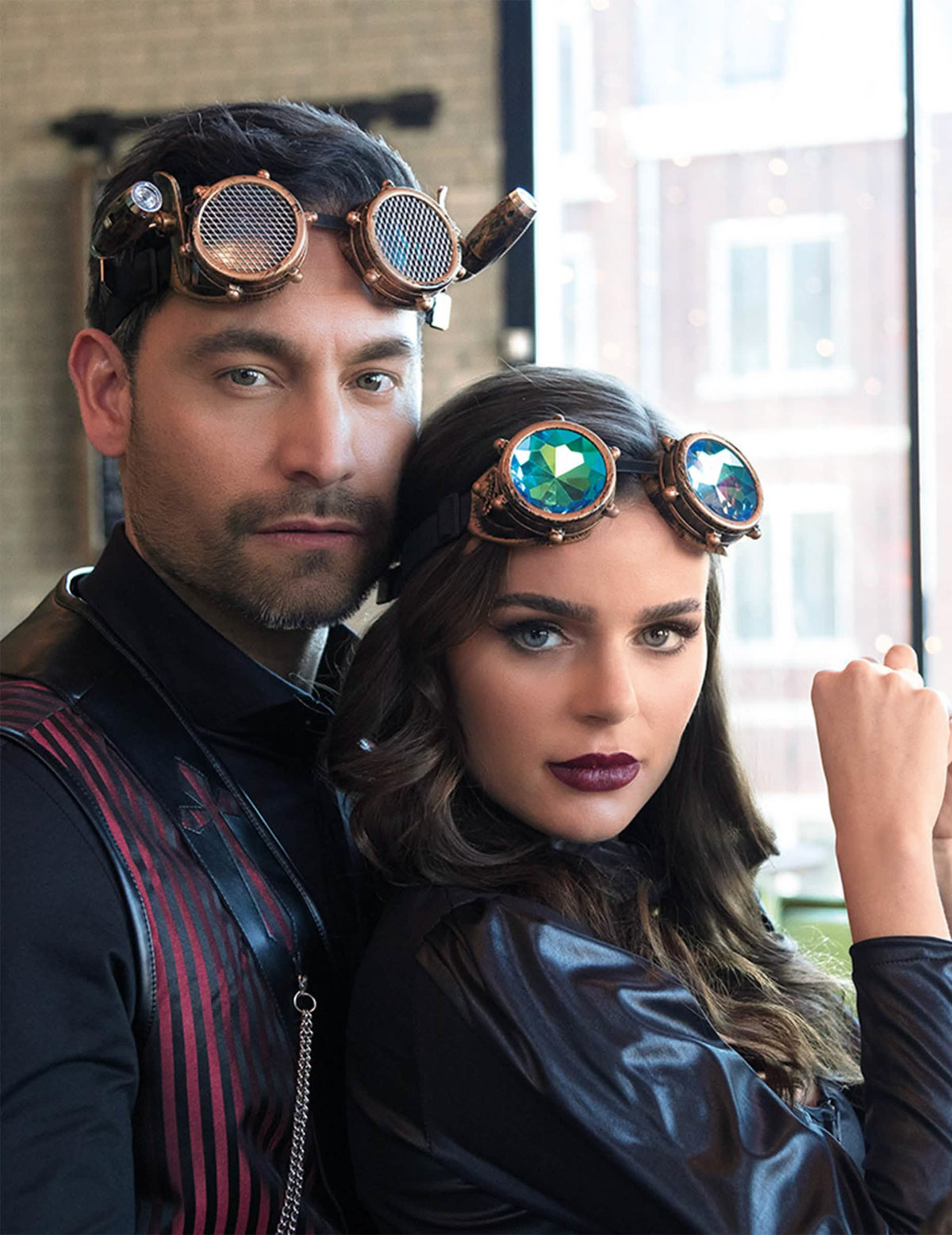 Escenificación por una pareja de gafas steampunk para adulto