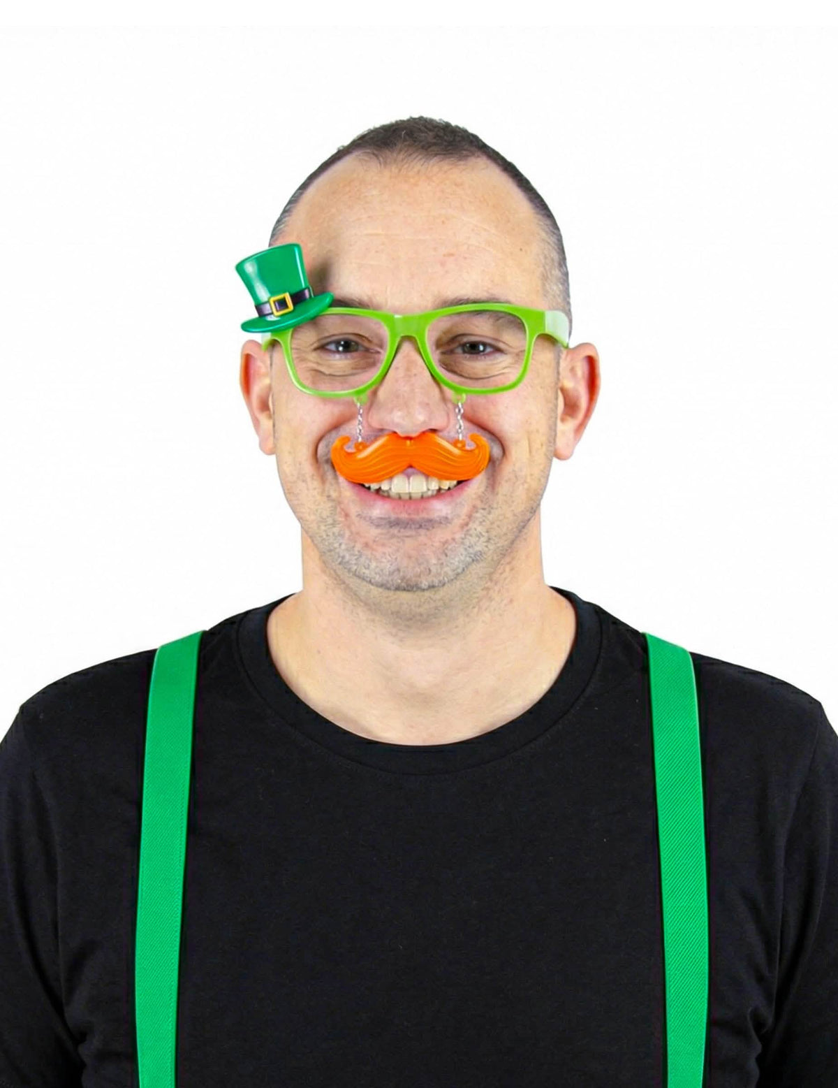 Vue de face des lunettes humoristiques avec moustache Saint Patrick pour adulte