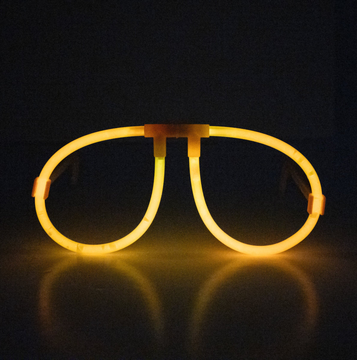 Vue de face illuminée orange des lunettes phosphorescentes fluo