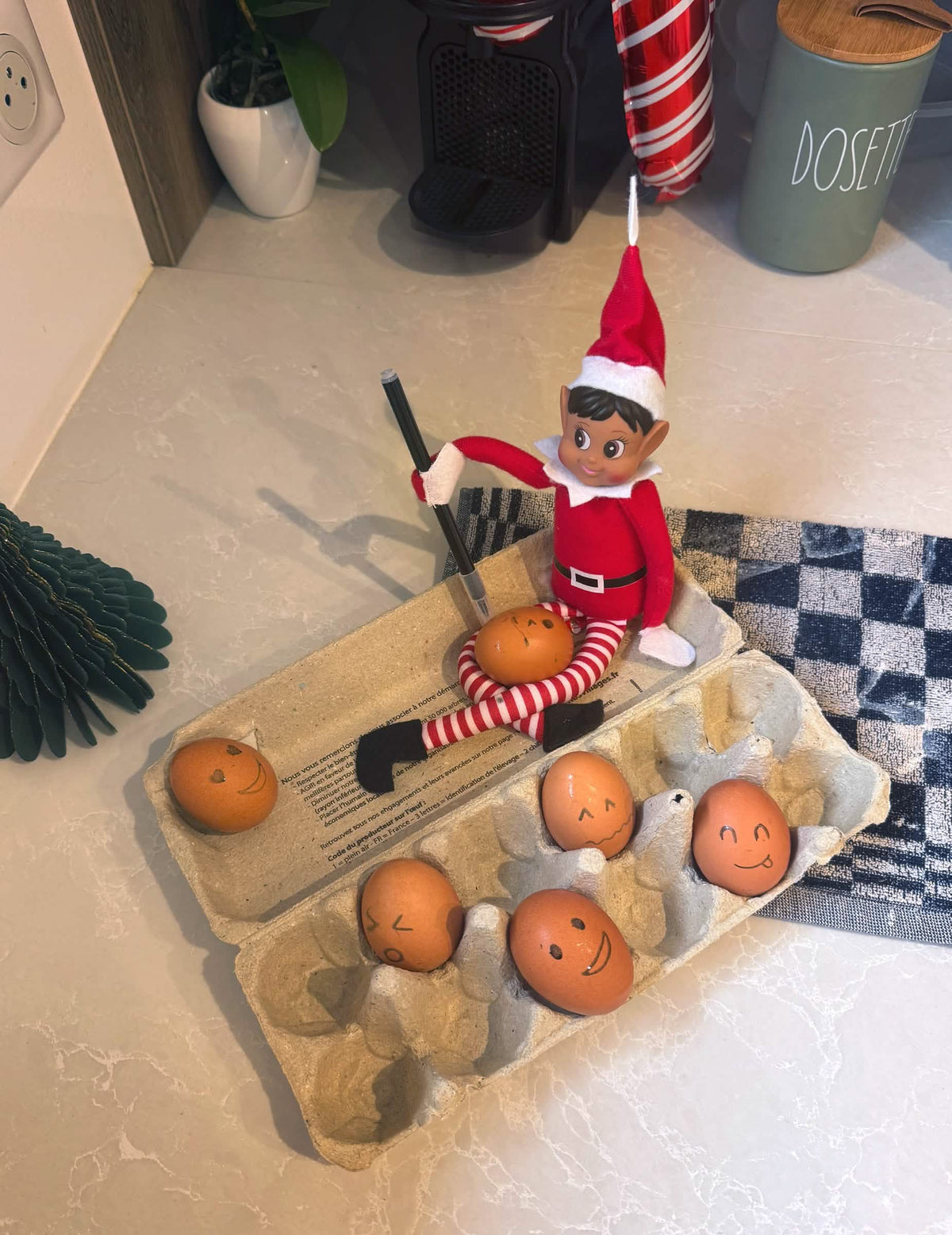 Mise en scène de farce avec des œufs du Lutin farceur Paillette pour fille
