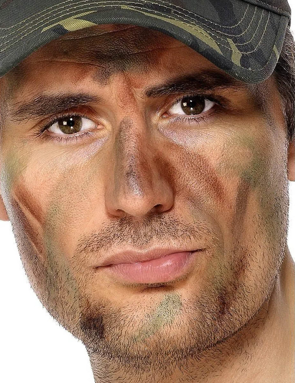 Primer plano del rostro del maquillaje militar