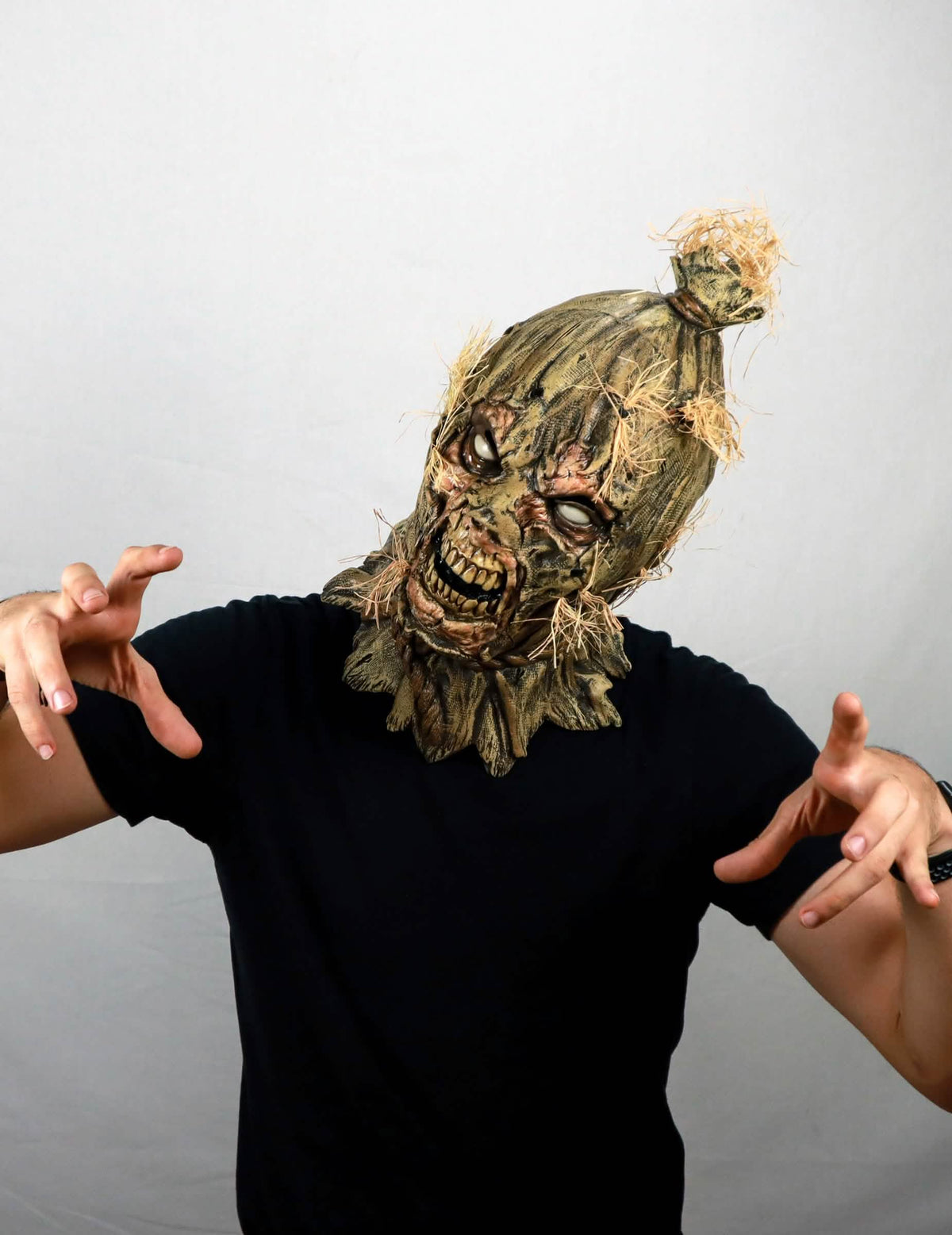 Mise en situation avec pose terrifiante du masque intégral zombie épouvantail