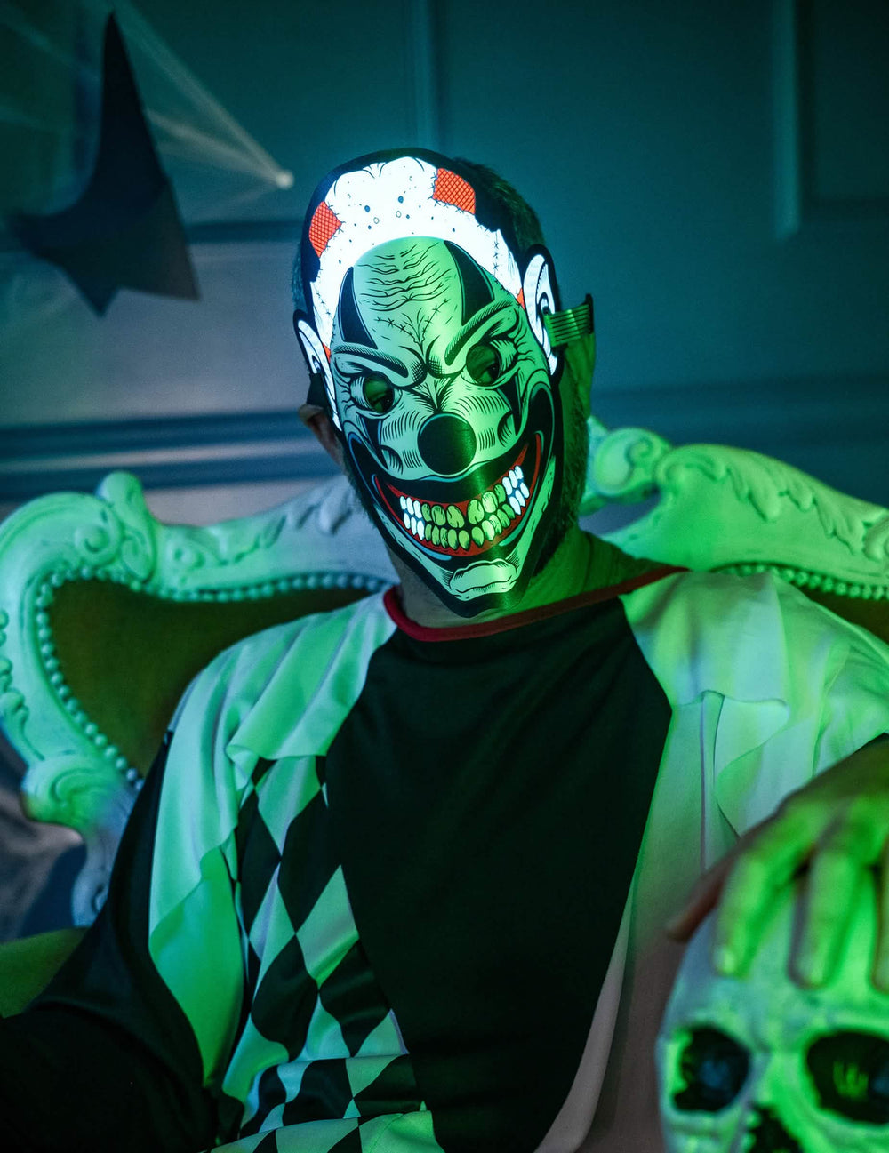 Escenificación con cráneo de la máscara de joker luminosa para adulto
