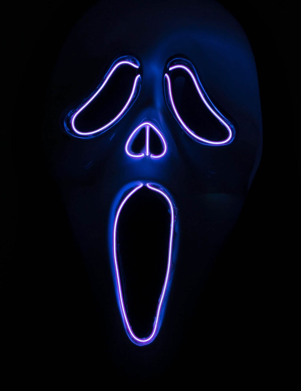 Detalle de los contornos LED encendidos en la oscuridad de la máscara LED fantasma aullante