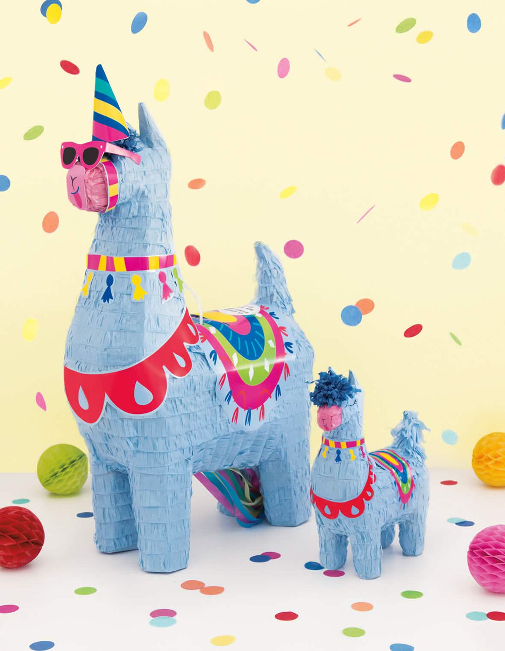 Escenificación de la mini piñata llama