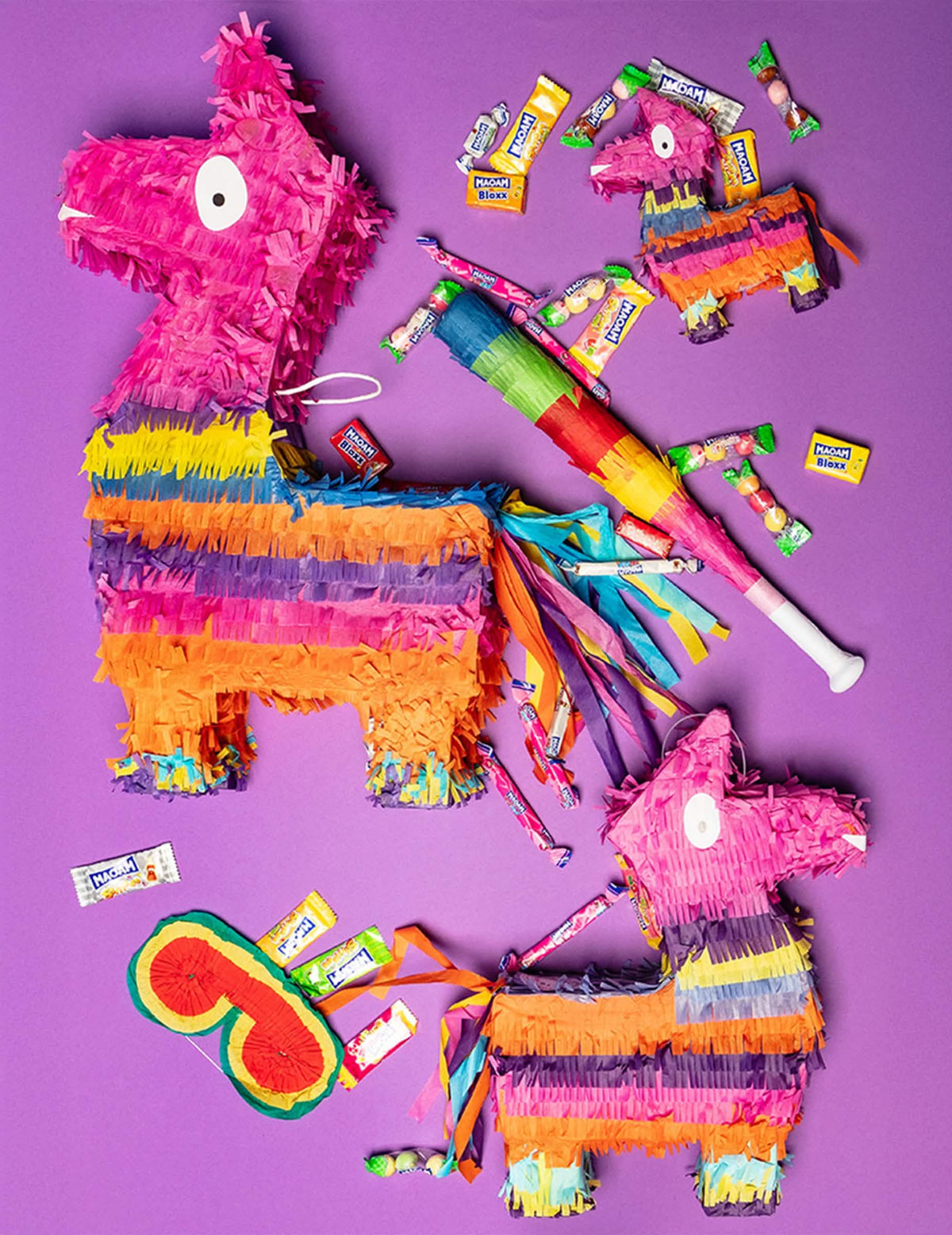 Puesta en escena con accesorios y caramelos de la mini piñata llama