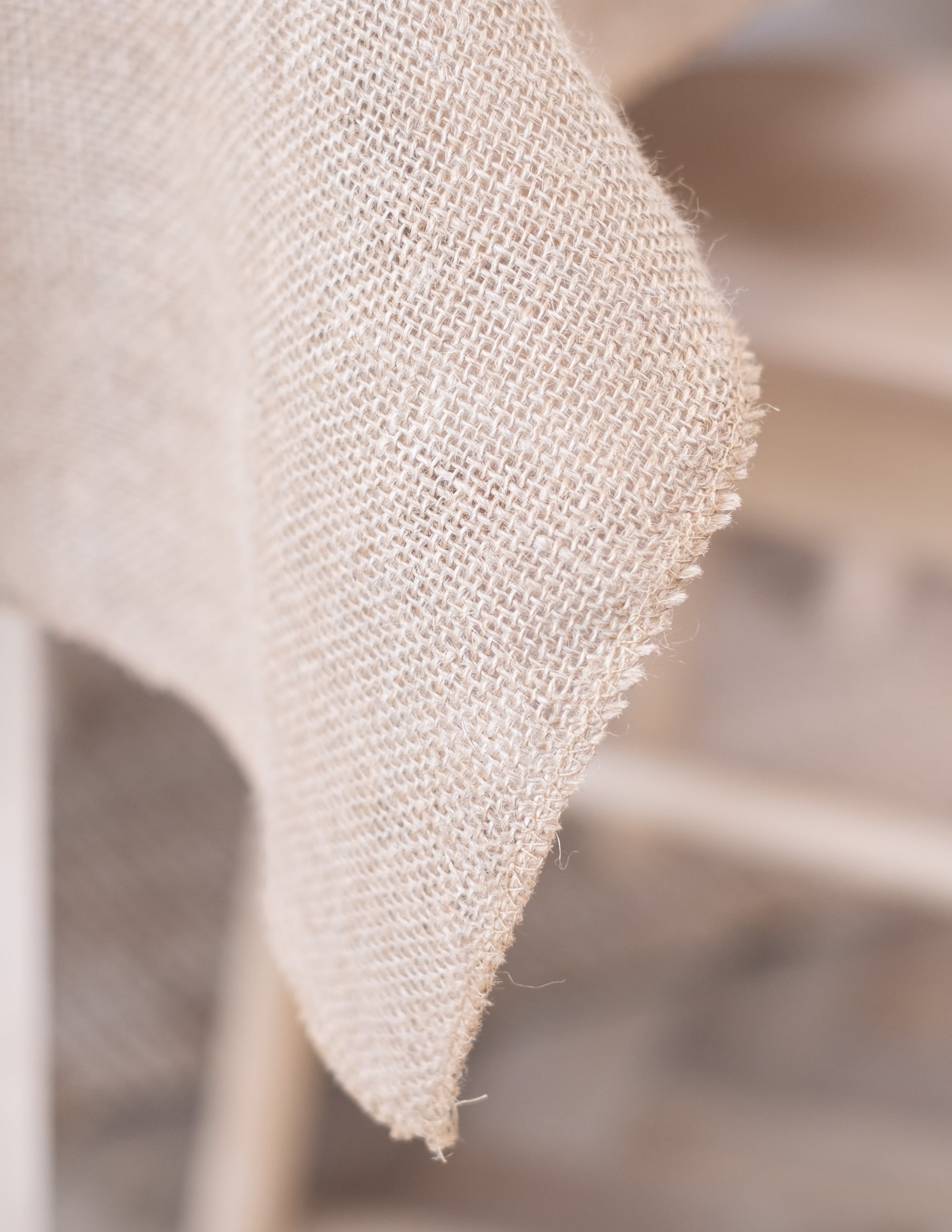 Gros plan sur la texture de la nappe en jute rectangulaire bohème et naturelle