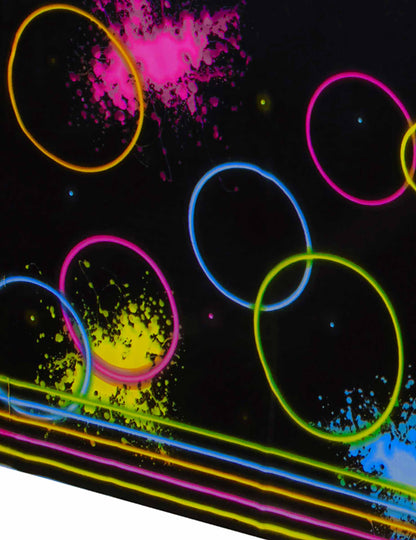 Gros plan sur les cercles et taches néon de la nappe en plastique Glow Party noire