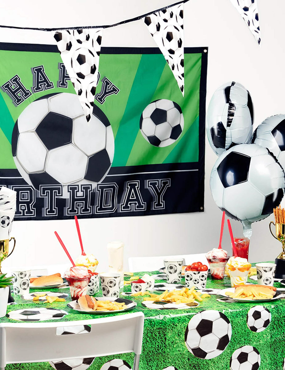 Escena de la mantel de plástico Football sobre una mesa de fiesta