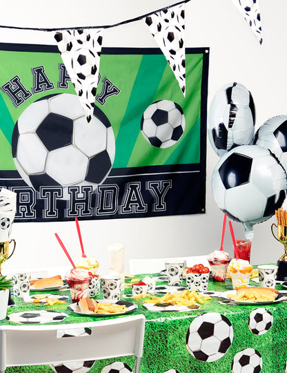 Mise en situation de la nappe en plastique Football sur une table de fête