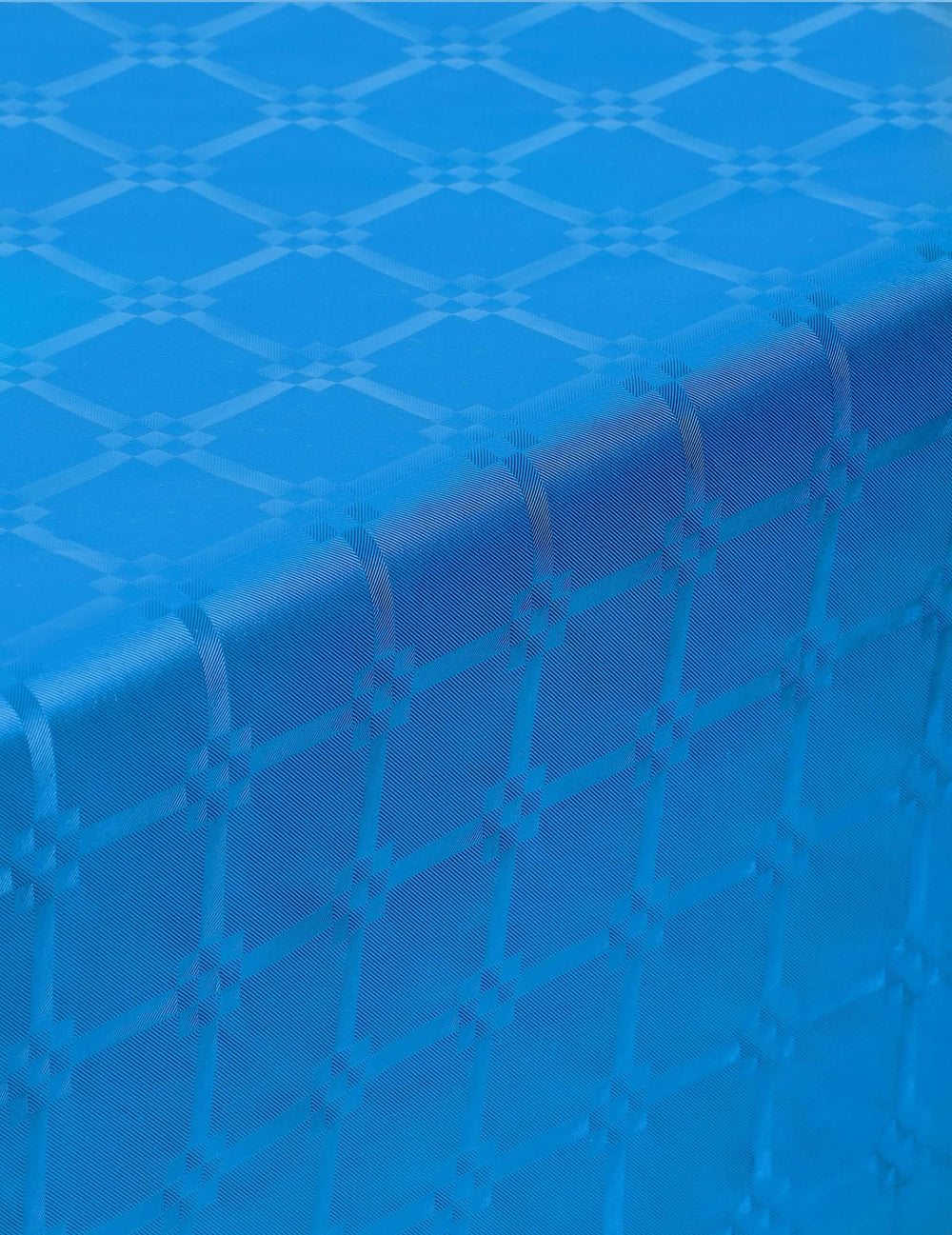 Primer plano del relieve del mantel en rollo de papel damascado azul con motivos de frisos griegos