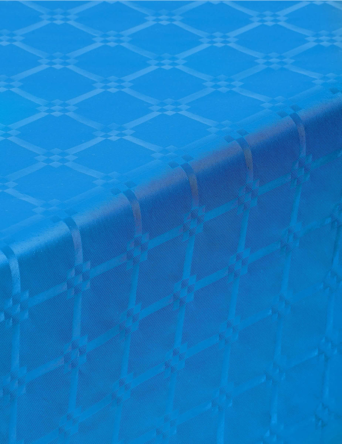 Primer plano del relieve del mantel en rollo de papel damascado azul con motivos de frisos griegos